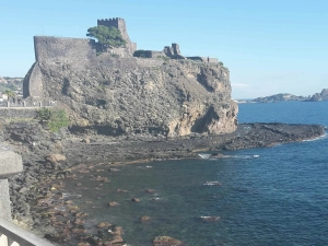 7 locali in vendita a Aci Castello